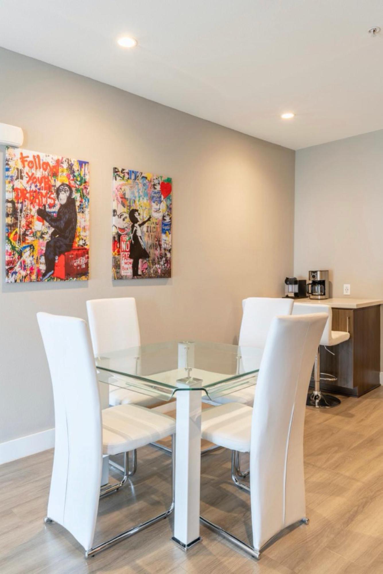 2 Bedroom Modern Luxury Weho Apartment *